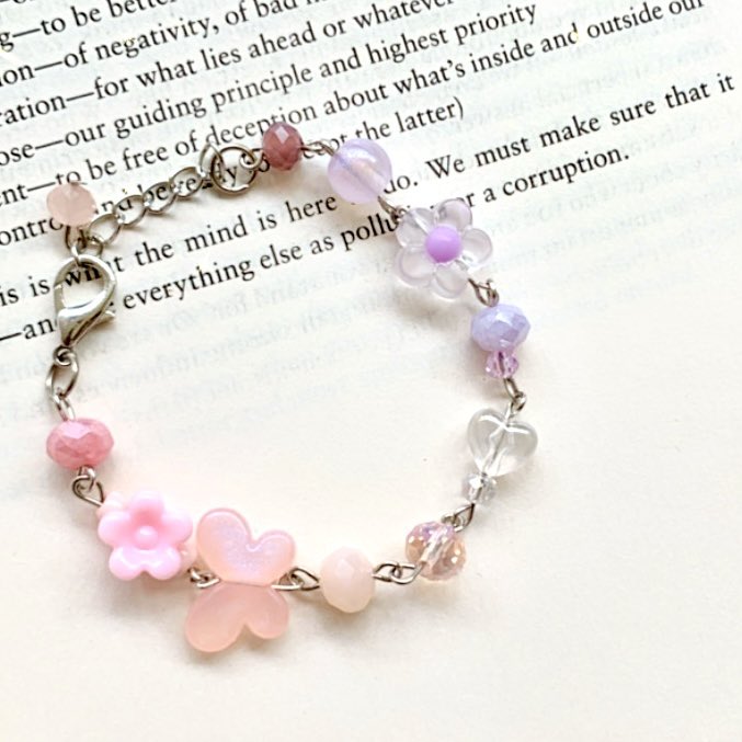 bookpaperie's tweet photo. Gelang manik? Adaa jugaa! Special arrangement from min paperie. Affordable jugaa harganya! Aku jamin juga modelnya ga pasaran😉 

Please take a look at the details ✨

https://t.co/kXR3qGdE1x https://t.co/l6t8uztSML