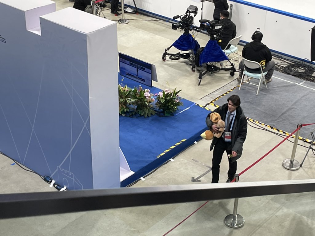 CrystalSheng95's tweet photo. How to walk like a supermodel on stage even when you had some fluffy toys on your hands. 
Ladies and gentlemen this is #Stephanelambiel at the #gpf23 in Beijing https://t.co/6rbhAPvgmI