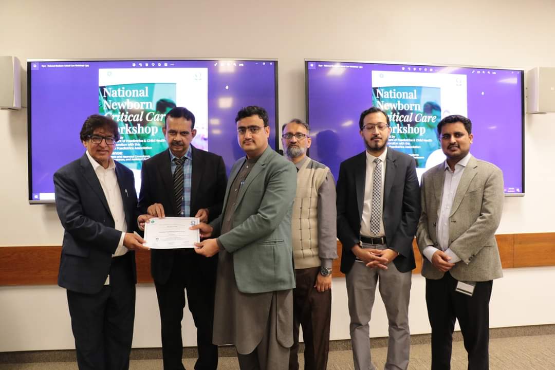 DrInayatUllah's tweet photo. End of National Newborn Critical Care workshop @AKUGlobal @Karachi 
Reveinig Certificate from President PPA. https://t.co/ktcjKfwshg
