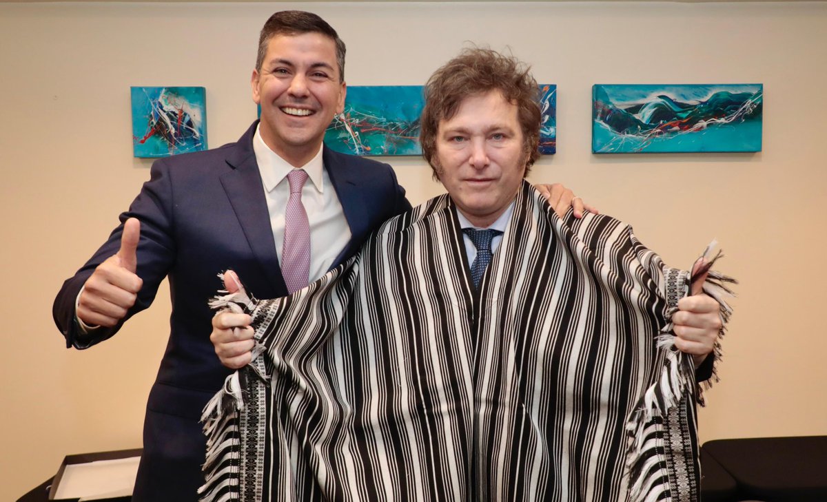 Llevé de regalo al presidente <a href="/JMilei/">Javier Milei</a> un poncho para’i de 60 listas, confeccionado por nuestras guapas artesanas de Piribebuy. Recientemente nuestro poncho ingresó a la lista de patrimonio cultural inmaterial de la UNESCO.