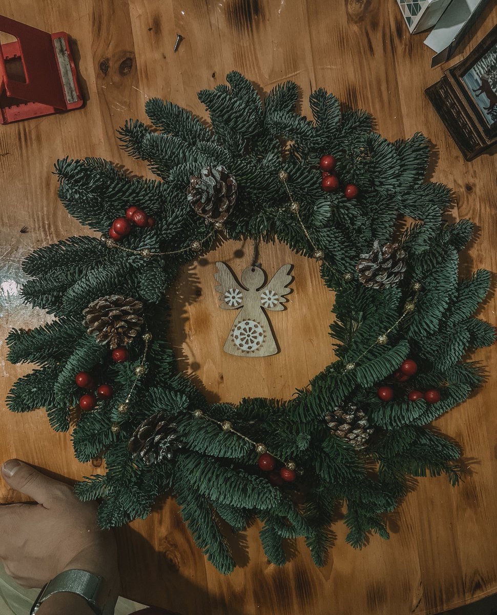 всех с наступающим ☺️

сделал новогодний венок из настоящих веток ☺️🫢 и как обычно, без ожогов не обошлось 🥴🤣