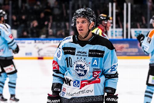 Victor Rollin Carlsson, Uppsala, Sweden
Age: 34
Height: 5’10
Position: C
Shoots: Left
Most recent team: Aalborg Pirates (Danish Metal Ligaen) (22/23 Season)
Stats from last season played:
GP, G, A, TP, PIM, +/-
48, 15, 23, 37,12, +15