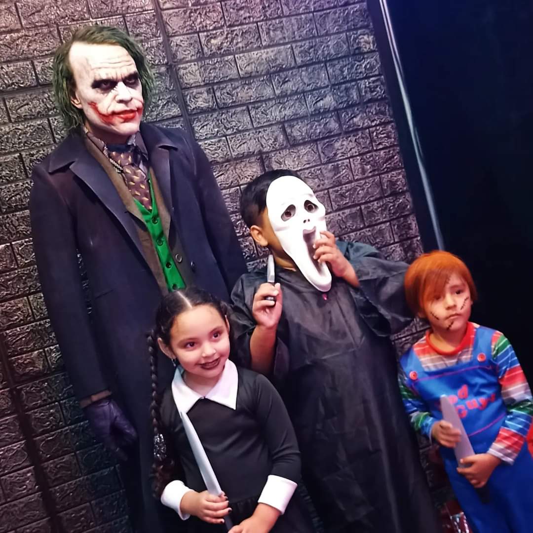 ¡Los chicos malos se juntaron para una foto! 📸
#joker #merlina #ghostface #chucky #photoopportunity 
#ComicConArgentina