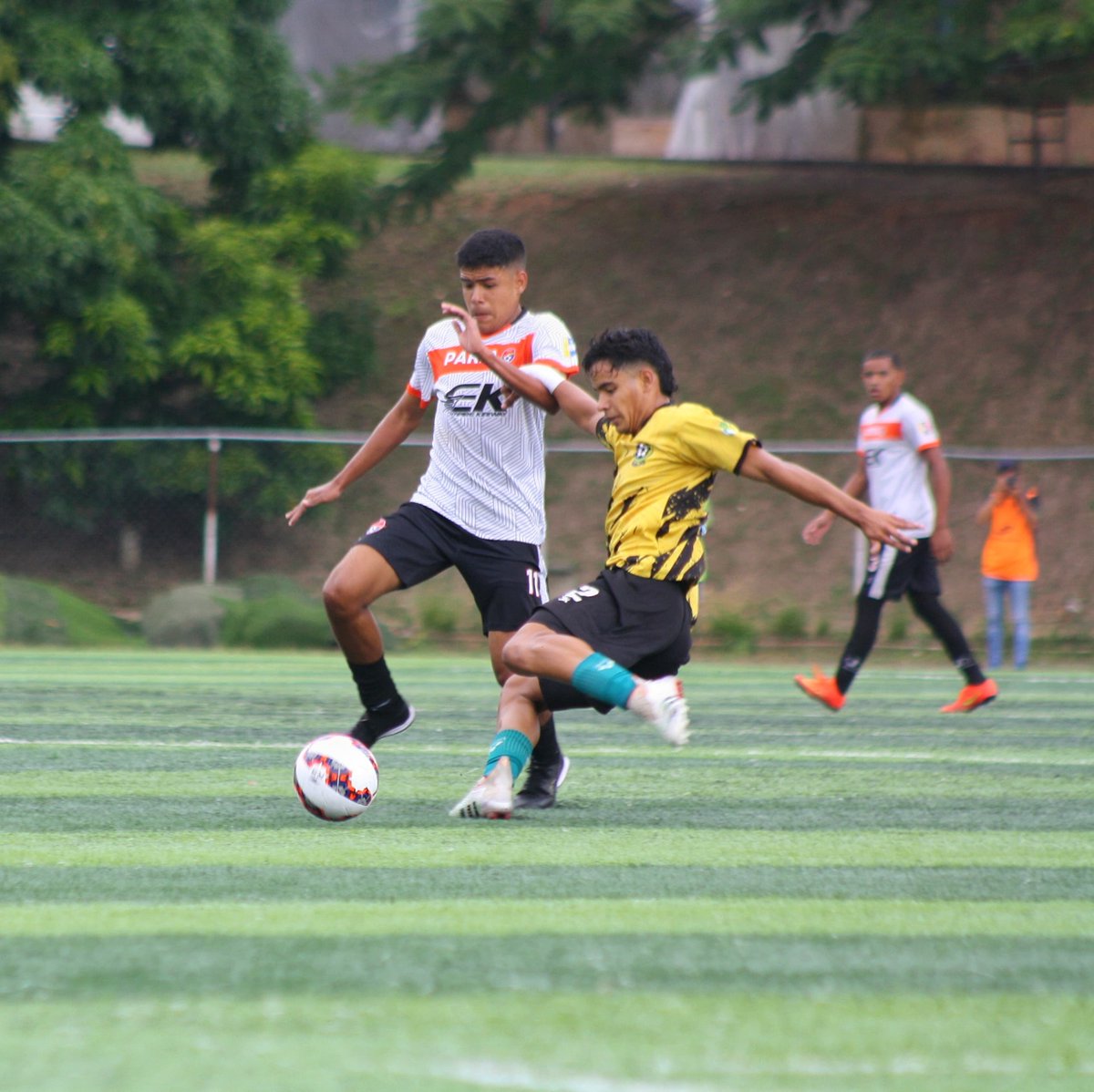 AsoFutbol_DC's tweet photo. 🏆 #TC2023 | ⚽Liga Canguro Diamante | ¡Postales del primer tiempo en la Santa María! 📷⚽🔝

Paria Sport 0⃣-0⃣ Catia FC

#SentimientoCapitalino💚
#SomosDistrito🦁 https://t.co/CLMuLdtWuE