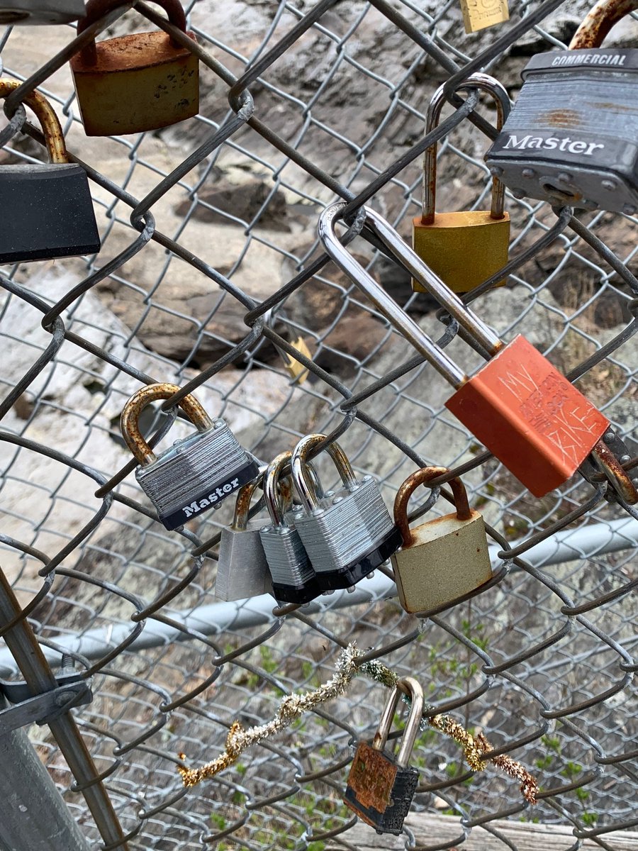 Did you know that on the Auburn side of the Androscoggin River’s Great Falls is a fence of padlocks? Do you know what those padlocks signify?
livingwithdana.com/2023/12/local-…
Read about it on my blog where I have a few more photos. I have the Comment section turned on for the blog, too.