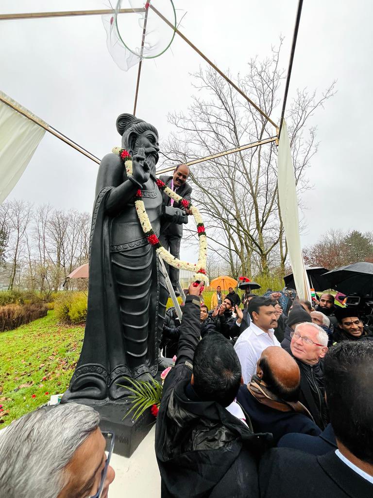 Jp_Jeandon's tweet photo. Inauguration de la statue du poète et philosophe Tamoul TIROUVALLOUVAR dans le parc François Mitterand.
Je remercie l'association culturelle des Tamouls de Vauréal pour ce don, cette statue est la première à prendre place dans la nouvelle allée des passeurs de savoir et de culture.