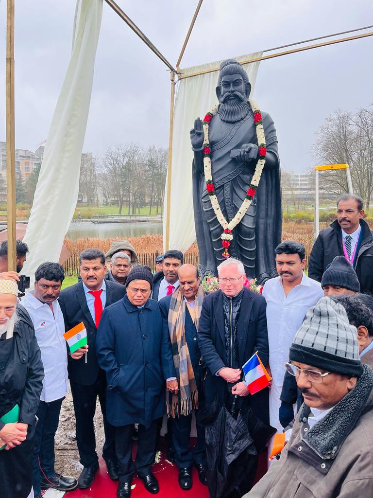 Jp_Jeandon's tweet photo. Inauguration de la statue du poète et philosophe Tamoul TIROUVALLOUVAR dans le parc François Mitterand.
Je remercie l'association culturelle des Tamouls de Vauréal pour ce don, cette statue est la première à prendre place dans la nouvelle allée des passeurs de savoir et de culture.