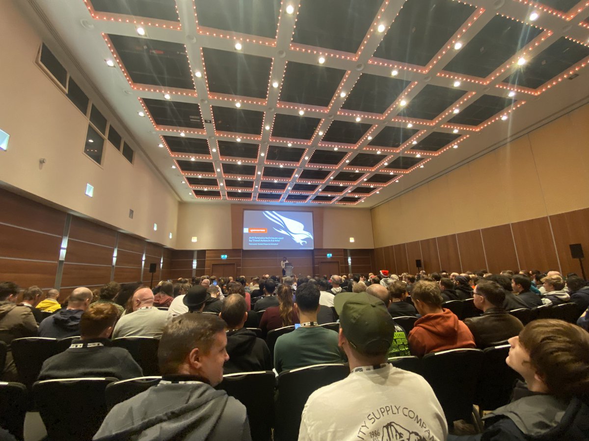 FULL HOUSE at <a href="/hela_luc/">hela</a> ‘s talk on anti forensics at <a href="/BSidesLondon/">BSides London</a> right now! 🔥🔥🔥