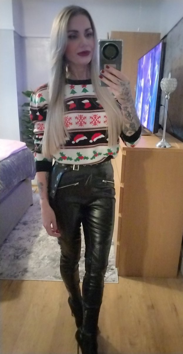 So it's drinks with the girls today. 🍸 All got to wear a christmas jumper. 🎄🎅 Have a great day everyone. #happySaturday #SaturdayVibes #Christmas #ChristmasJumperDay #blonde #tattoo #fitnessgirl #drinks xx