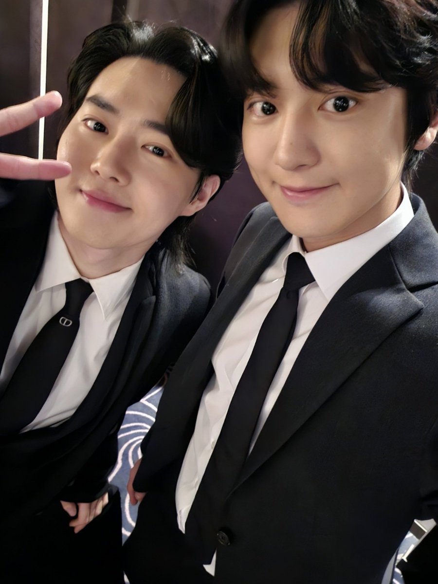 no_loey_no_life's tweet photo. Chanyeol Weverse Update ✨️

"Our very handsome hyung" https://t.co/3PxVWRMLJE