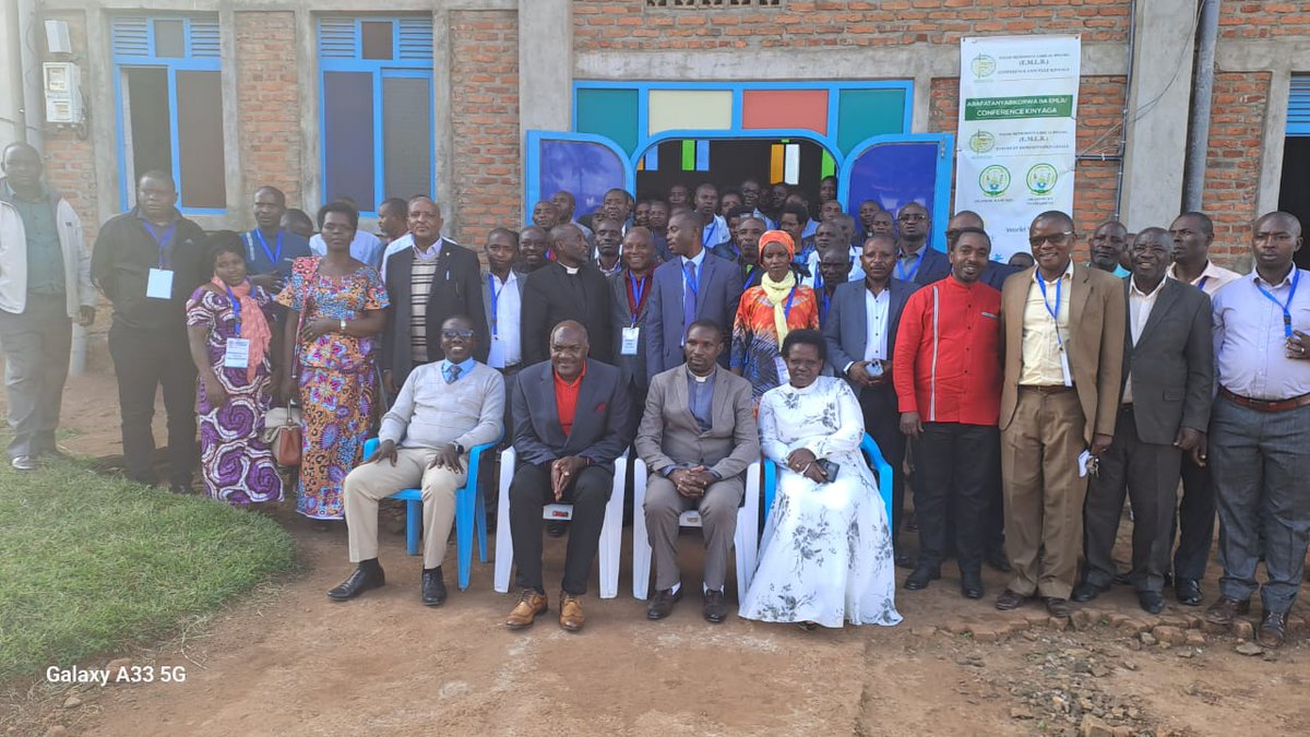 EMLRKinyaga's tweet photo. @RwandaWest, @RusiziDistrict, @DrKibiriga,Hon. Governor w'Intara y'Uburengerazuba , Lambert DUSHIMIRIMANA yaganiriye n'Abagize Inama y'Umwaka EMLR Konferensi KINYAGA ashima ibikorwa byubakiye ku mihigo, ibibutsa gukomeza kwita ku miryango cyane cyane irimo Amakimbirane. https://t.co/ZKCUGpctlJ