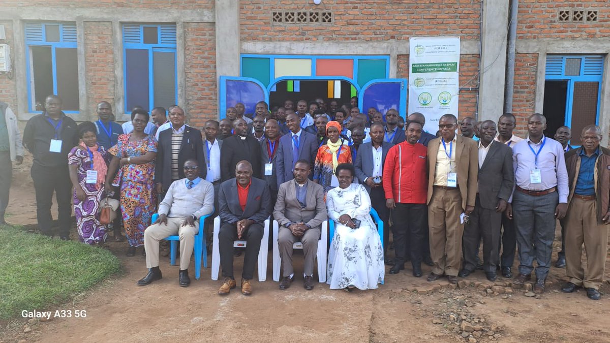 EMLRKinyaga's tweet photo. @RwandaWest, @RusiziDistrict, @DrKibiriga,Hon. Governor w'Intara y'Uburengerazuba , Lambert DUSHIMIRIMANA yaganiriye n'Abagize Inama y'Umwaka EMLR Konferensi KINYAGA ashima ibikorwa byubakiye ku mihigo, ibibutsa gukomeza kwita ku miryango cyane cyane irimo Amakimbirane. https://t.co/ZKCUGpctlJ