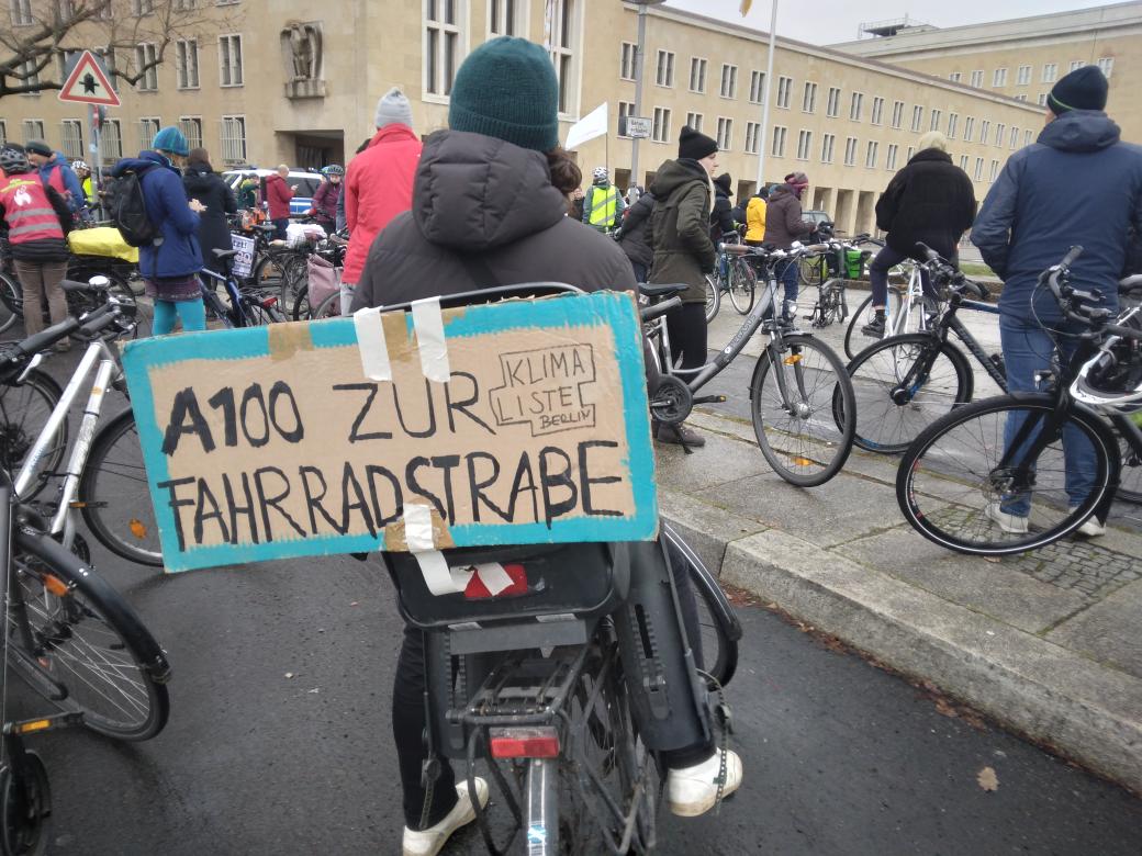Angesichts von #Milliardenloch und #Klimakrise wird der Weiterbau der #a100 und die fortgesetzte Planung der #TVO immer absurder. Wir fordern heute mit einer #Fahrraddemo Investitionen in den Klimaschutz und eine klimagerechte #Verkehrswende. #a100wegsparen!!!