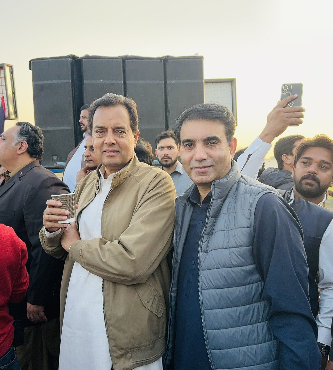 مریم نواز کا ورکر کنونشن جو جلسہ گاہ میں تبدیل ہوگیا تھا، کیپٹن صفدر صاحب کے ہمراہ تاریخی مناظر کا نظارہ کرتے ہوئے