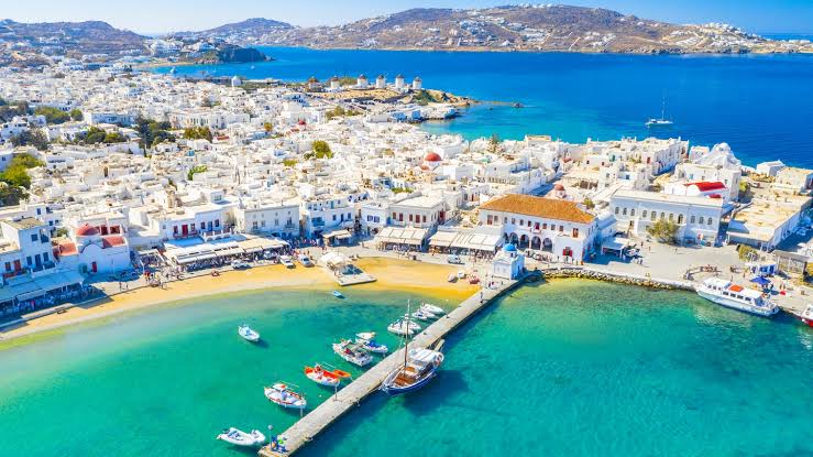 solcugazete's tweet photo. Vize muafiyeti anlaşması dışında kalan Yunan adaları: 

— Mykonos 
— Santorini 
— Korfi https://t.co/HrGiYM6aoH