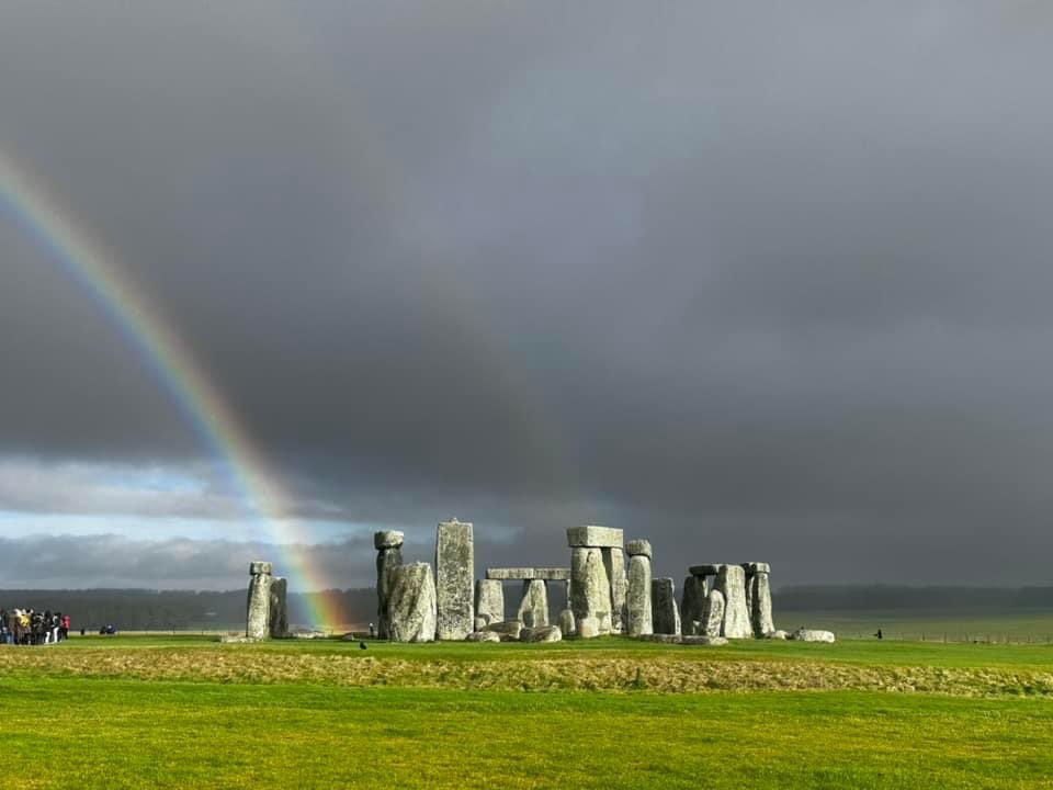 Stonehenge this afternoon 🌈🌈
