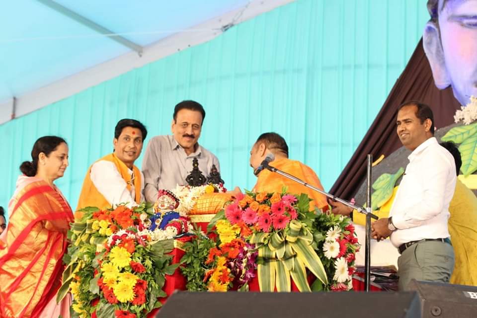 girishdmahajan's tweet photo. वडनगरी येथे आज शिवभक्तांचा महासागर उसळला. बडे जटाधारी मंदिर येथे आंतरराष्ट्रीय ख्यातीचे शिवकथाकार प.पु.पंडित श्री. प्रदीपजी मिश्रा यांच्या अमोघ वाणीतून श्री शिवमहापुराण श्रवण करण्याचे भाग्य मला लाभले. वंदनीय पंडितजींचे आशीर्वाद ग्रहण करून आलेल्या सर्व शिवभक्तांना शुभेच्छा दिल्या. https://t.co/HIbWWQzAiA
