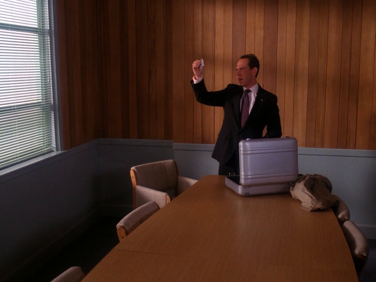 RandCaps's tweet image. Donna meets Harold Smith, a reclusive figure who may hold the answers to Laura&apos;s unsolved murder. #mystery #murder #solveit #DavidLynchSaturday  9am. #nocontext (From Twin Peaks, Ep: &quot;The Man Behind the Glass,&quot; (Sat, Oct 13, 1990). Dir. by Lesli Linka Glatter)