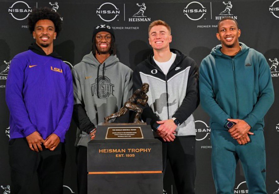 CFBReport's tweet photo. Who SHOULD win the Heisman Trophy 🏆? https://t.co/q6Md9pZ33G