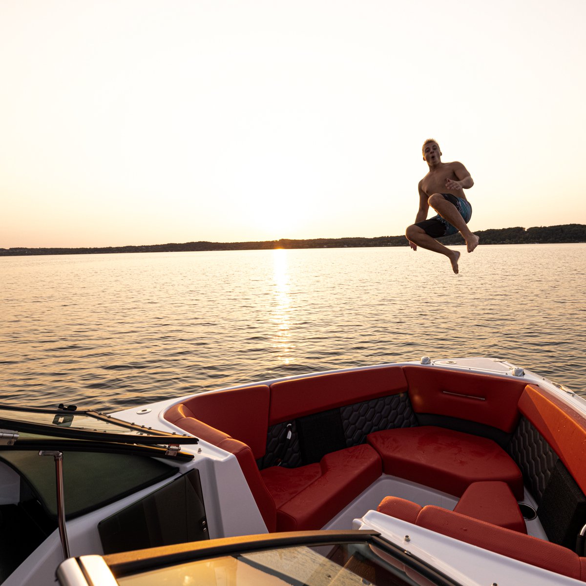 Jump into the holidays with joy in your hearts and a smile on your face. 

#FourWinnsBoats #TheFinerSideOfLife #IconicBoats #BoatingWithFriends #InboardBoat  #H2Surf