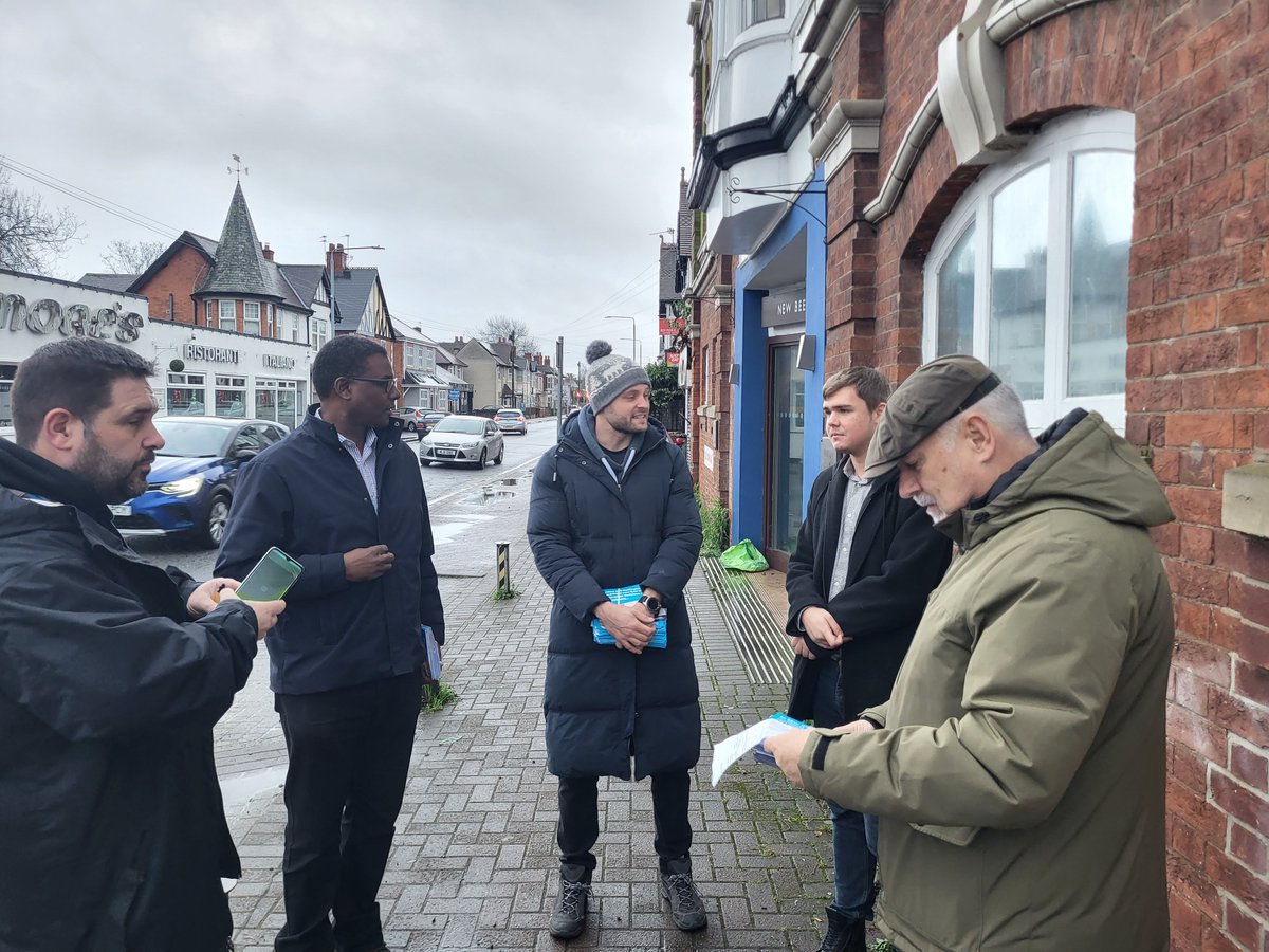 Ben_Bradley_32's tweet image. Been out #Walking2Win in #Broxtowe this morning with @DarrenG_Henry and Co. Fab team, and managed to avoid the rain 💪

We've got such a positive message to share, whether it's the #TownsFund money that Darren has secured, or the billions of new investment in #transport