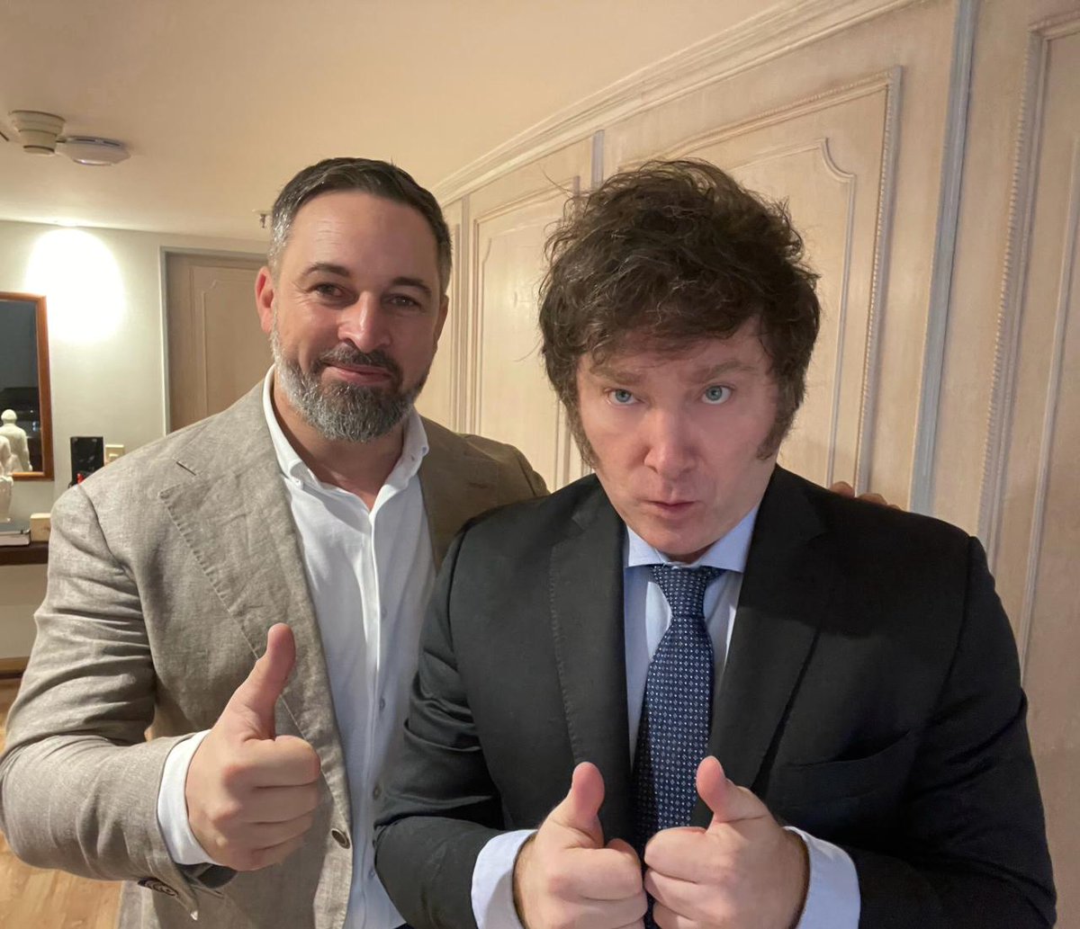 Santi_ABASCAL's tweet photo. Entrañable reencuentro en Buenos Aires con el ya Presidente de la Nación Argentina, Javier Milei. @JMilei

Hermanados de manera irrevocable en la batalla cultural y política por la libertad y contra la ruina izquierdista. https://t.co/x1XrtHDT34