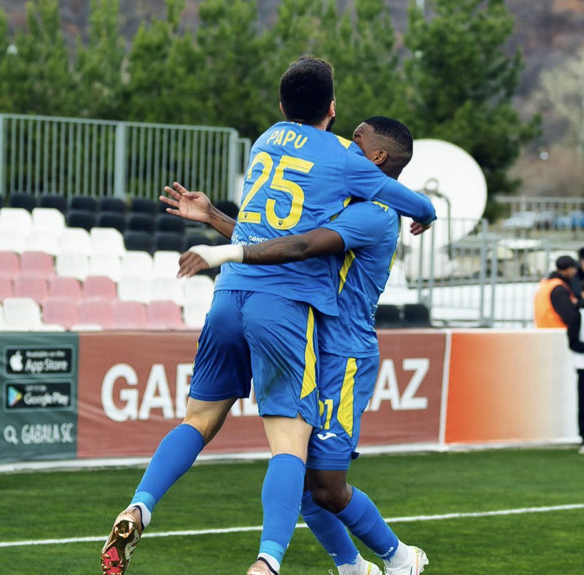 officialPAPU's tweet photo. Great team performance today, we will fight till the end! Keep faith and looking forward! ⚽️☝🏻💙💛 https://t.co/UtN7clxm7Y