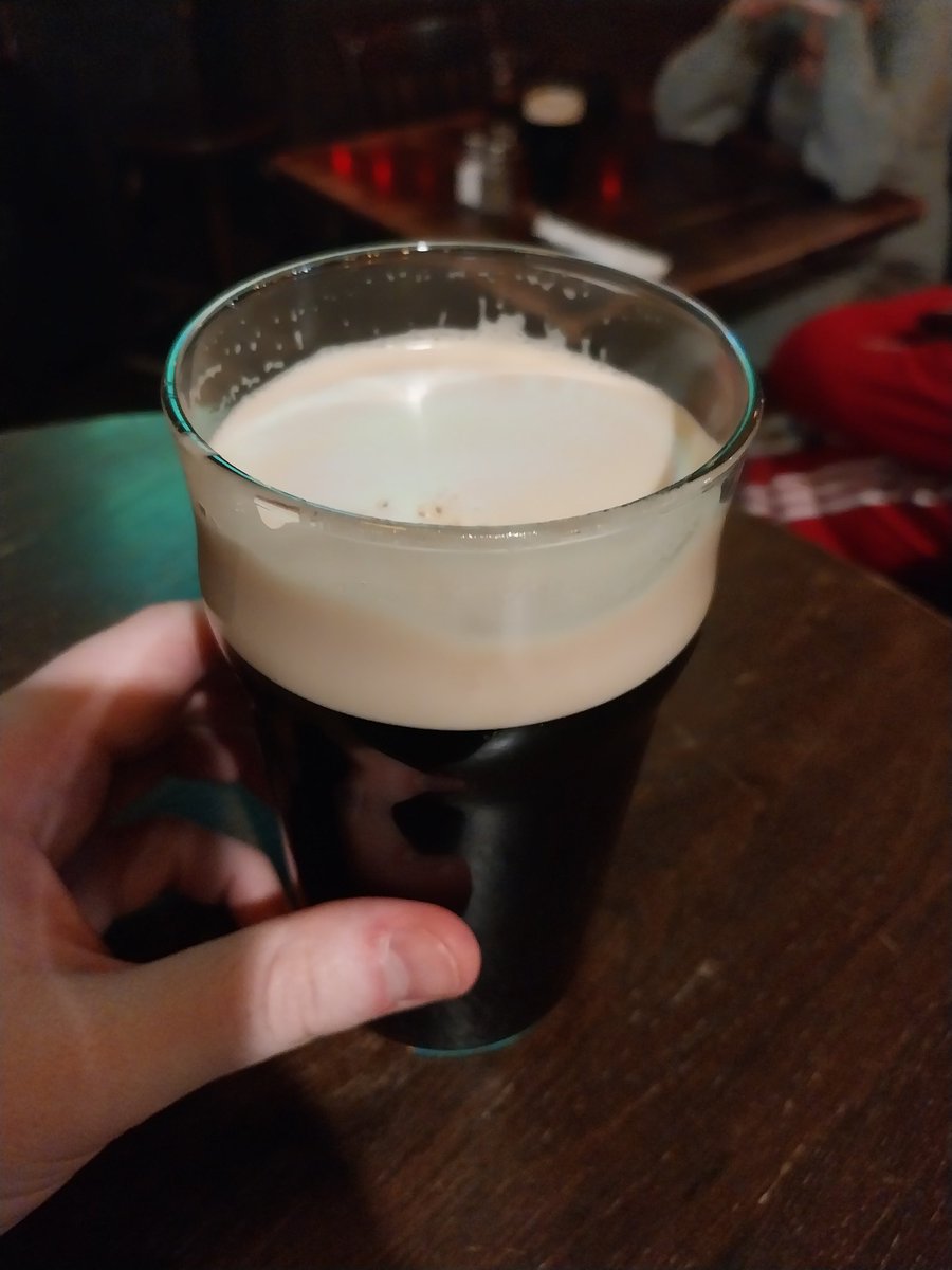 Teach tábhairne álainn i Montreal, oscailte ag a deich, bhí orm dul isteach. Plódaithe leis na Gearmánaigh don chluiche Bayern Munich in aghaidh Eintracht Frankfurt. Atmaisféar den chéad scoth anseo! #Ceanada