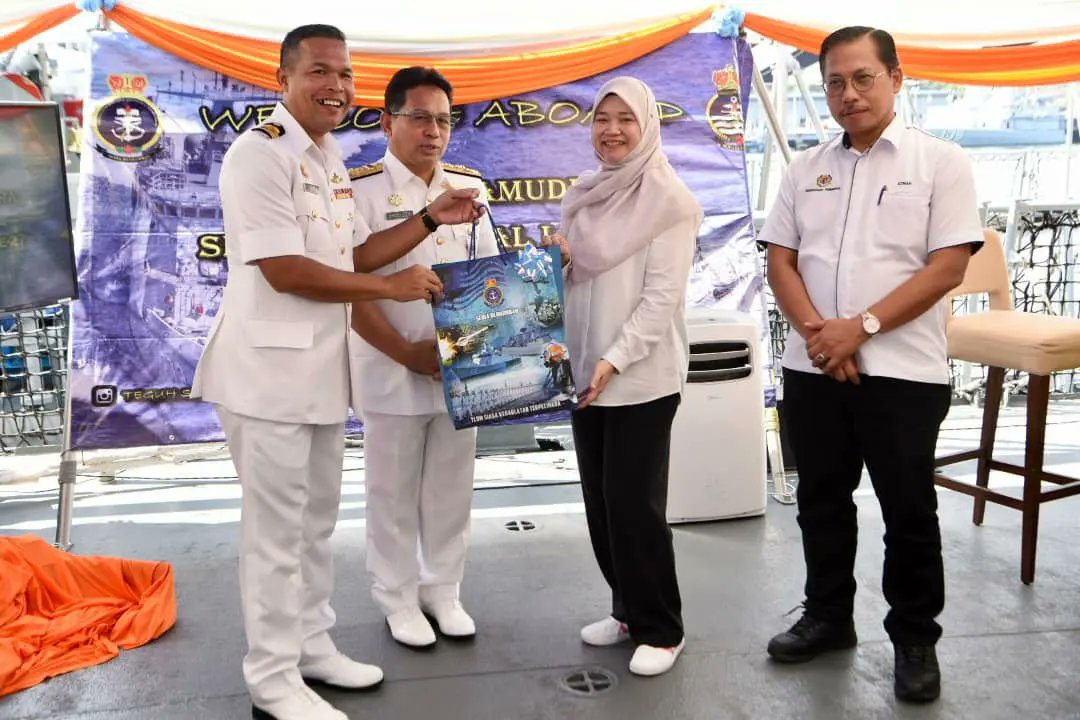 Lawatan dari YB Fadhlina binti Sidek Menteri Pendidikan Malaysia serta delegasi dari Kementerian Pendidikan Malaysia ke KD TEGUH SAMUDERA. Delegasi lawatan diiringi oleh Laksamana Madya Dato' Ts. Shamsuddin bin Hj Ludin, Laksamana Muda Dato’ Anuar bin Mohamed serta Pegawai Kanan.