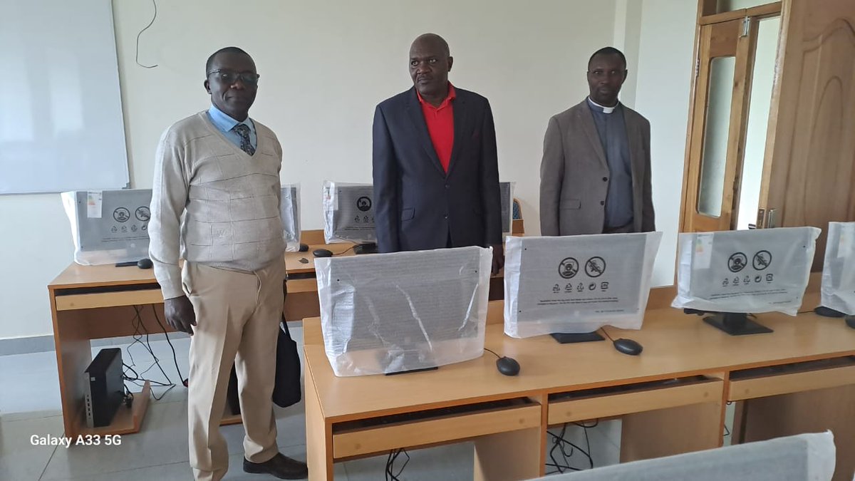 EMLRKinyaga's tweet photo. Honorable Governor Lambert DUSHIMIRIMANA na Surintendant wa Konferensi KINYAGA Rev Past HABIYAMBERE Celestin mu gusura inyubako ya Rusizi KP Campus.  Hon Governor yashimye aho igikorwa kigeze n'imicungire myiza  ikoreshwamo( Value for money) https://t.co/MeCoHRvY66