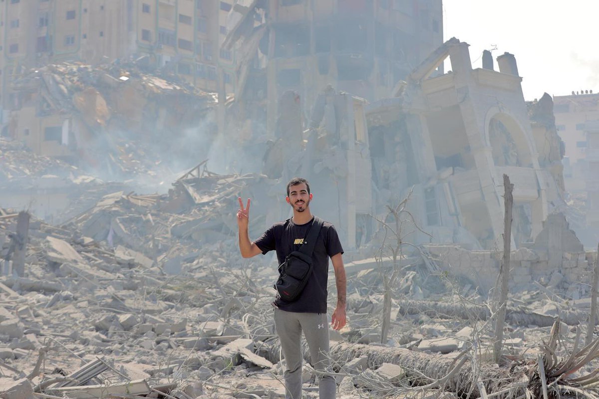 لم أكن أعلم أن يوم 7 اكتوبر سيكون أخر يوم لي في هذا المنزل، لم أكن أعلم أنني سأخرج منه دونما عودة 💔
لم أكن أعلم أنها ستكون آخر مرةٍ أرى فيها أمي، أبي ، إخوتي 💔
آخر مرة أُقَبِّلُ فيهاا يدي أمي وأبي، آخر مرةٍ أنظر فيها لعيني أختي الجميلتين 💔
أفتقدهم بشدة 😭💔