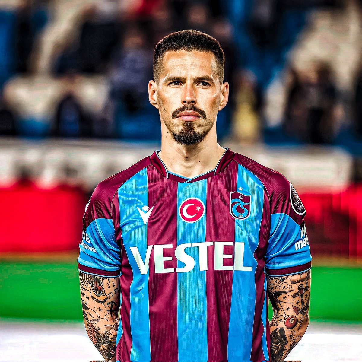 ystrabzon's tweet photo. 📌Trabzonspor da hedef lider özellikli bir orta saha oyuncusu transfer etmek (Marek Hamšik niteliğinde).

🔸Bordo-Mavili ekip birkaç yıldız isimle görüşmelerini sürdürüyor.

🔸Öte yandan scout ekipleri Brezilya ve Arjantin liginde araştırmalarını sürdürüyor. https://t.co/h5oXwqRqog