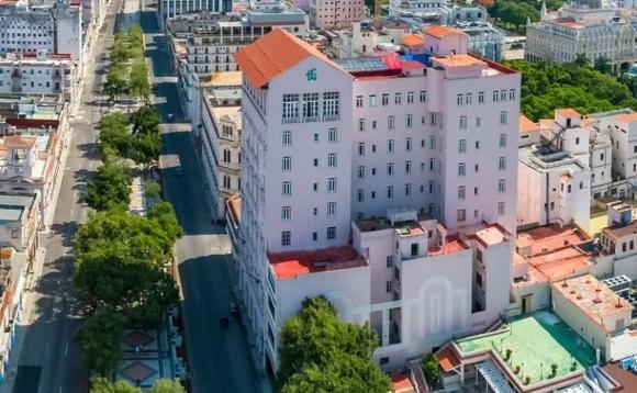 El gigante hotelero español Meliá inauguró otro hotel en el corazón de La Habana: el nuevo Sevilla Habana Affiliated by Meliá Hotel. La nueva instalación, con un salón en la azotea y una piscina, está situada en La Habana Vieja, Patrimonio de la Humanidad, con vistas al malecón.