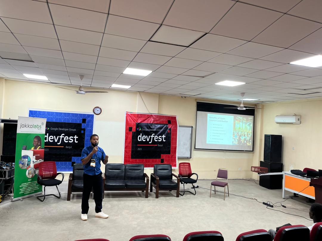 wtmbanjul's tweet photo. Exploring the Heart of Open Source: Building Communities and Contributing Together with @maliklanlokun_ 
💻🌐 #OpenSourceJourney #DevFest2023 #devfestbanjul2023 https://t.co/E5QyBgWc4M
