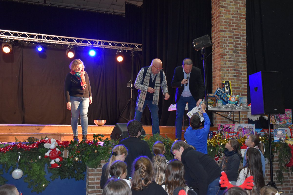 [#spectacledenoel #Noeldupersonnel]
L'amicale du personnel de l'<a href="/EpsmFlandres/">EPSM DES FLANDRES - GHT Psy NPdC</a> celle du Centre Hospitalier de Bailleul s'associent pour cette nouvelle édition de l'Arbre de Noël..une belle affluence puisque près de 500 personnes se sont rassemblées à la salle des fêtes de Bailleul