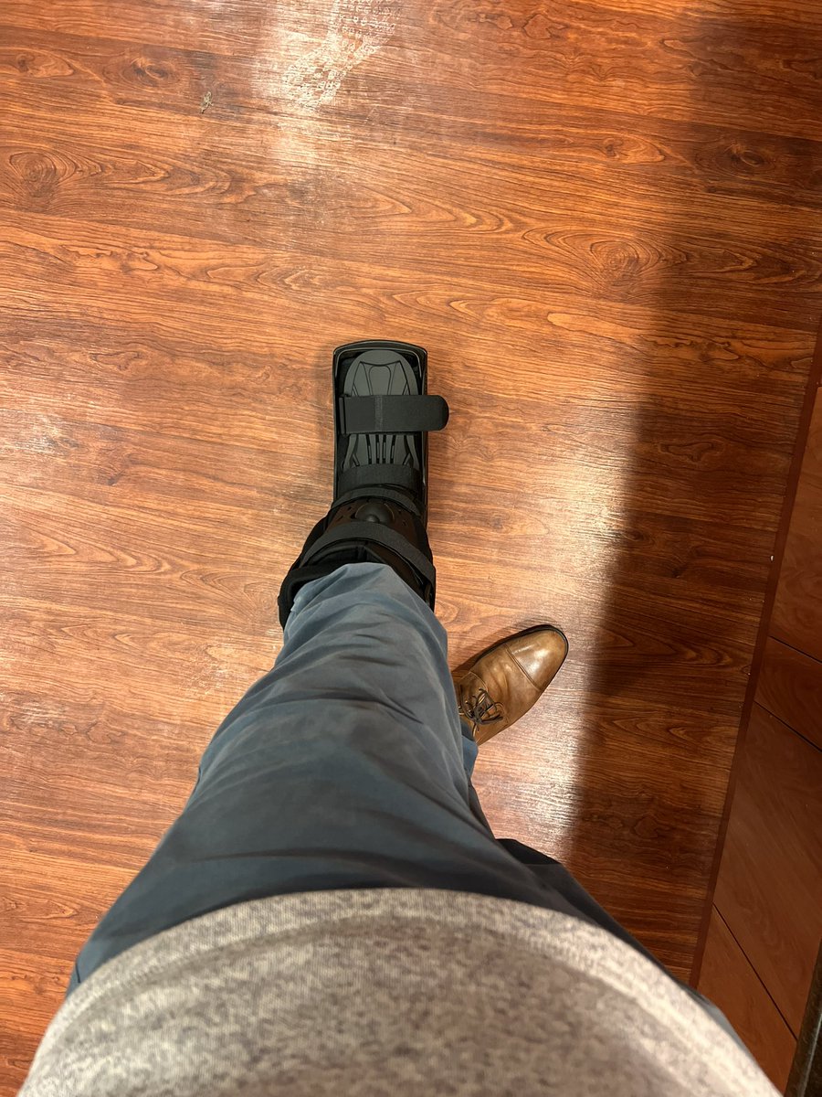 TeamCaptainJohn's tweet image. Happy holidays to me. #TornMuscle #AtLeastItsNotMyAchilles #BootLife