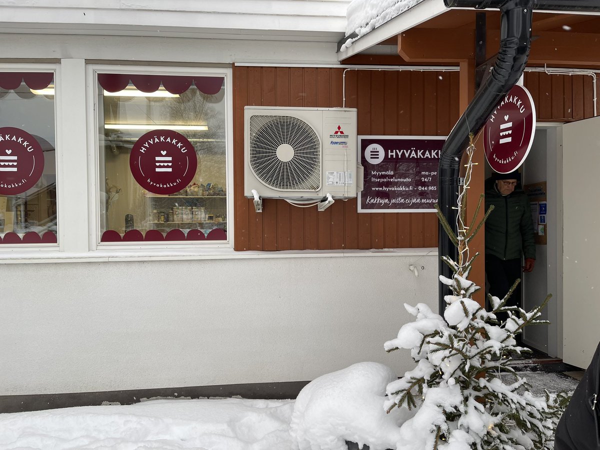 Tänään oli perinteiset vanhanajan joulumarkkinat kirkonmäellä Kokkolassa😀🎄Lähistöllä Hyväkakun edessä oli glögitarjoilu👍🎂  #hyväkakku #kokkola