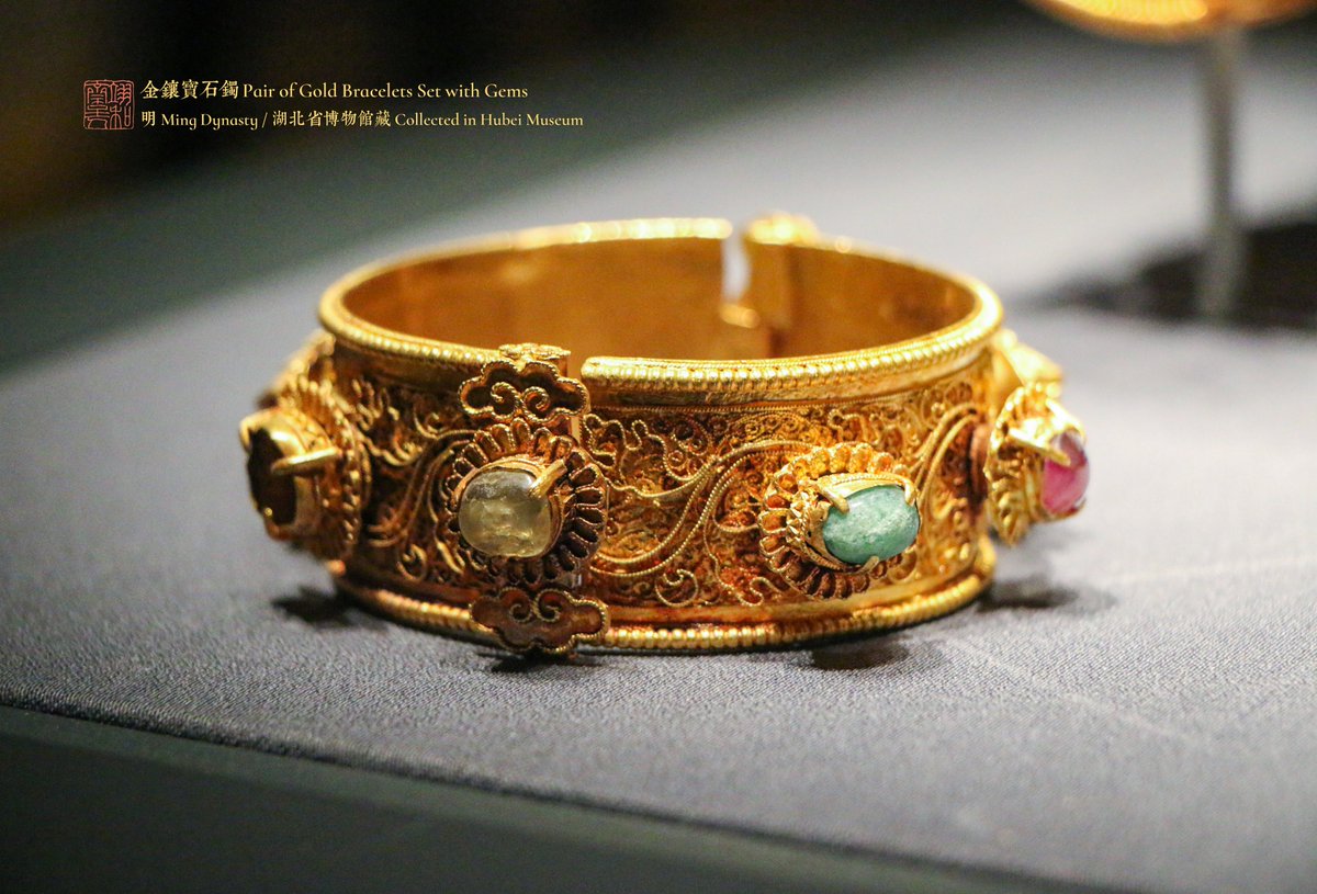 SeanTBM100's tweet photo. #MingKings
Pair of gold bracelets set with gems
Ming Dynasty
Collected in Hubei Museum
金镶宝石镯(一对)/明/湖北省博物馆藏
Ps: 活销式开闭手镯。外壁面装饰有金累丝缠枝卷草地纹,上面八个金累丝菊花托内分别镶嵌红宝石、蓝宝石、东陵石、祖母绿。 https://t.co/a6C05zJRGy