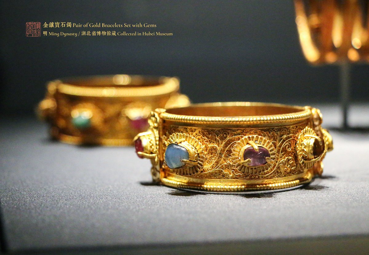 SeanTBM100's tweet photo. #MingKings
Pair of gold bracelets set with gems
Ming Dynasty
Collected in Hubei Museum
金镶宝石镯(一对)/明/湖北省博物馆藏
Ps: 活销式开闭手镯。外壁面装饰有金累丝缠枝卷草地纹,上面八个金累丝菊花托内分别镶嵌红宝石、蓝宝石、东陵石、祖母绿。 https://t.co/a6C05zJRGy