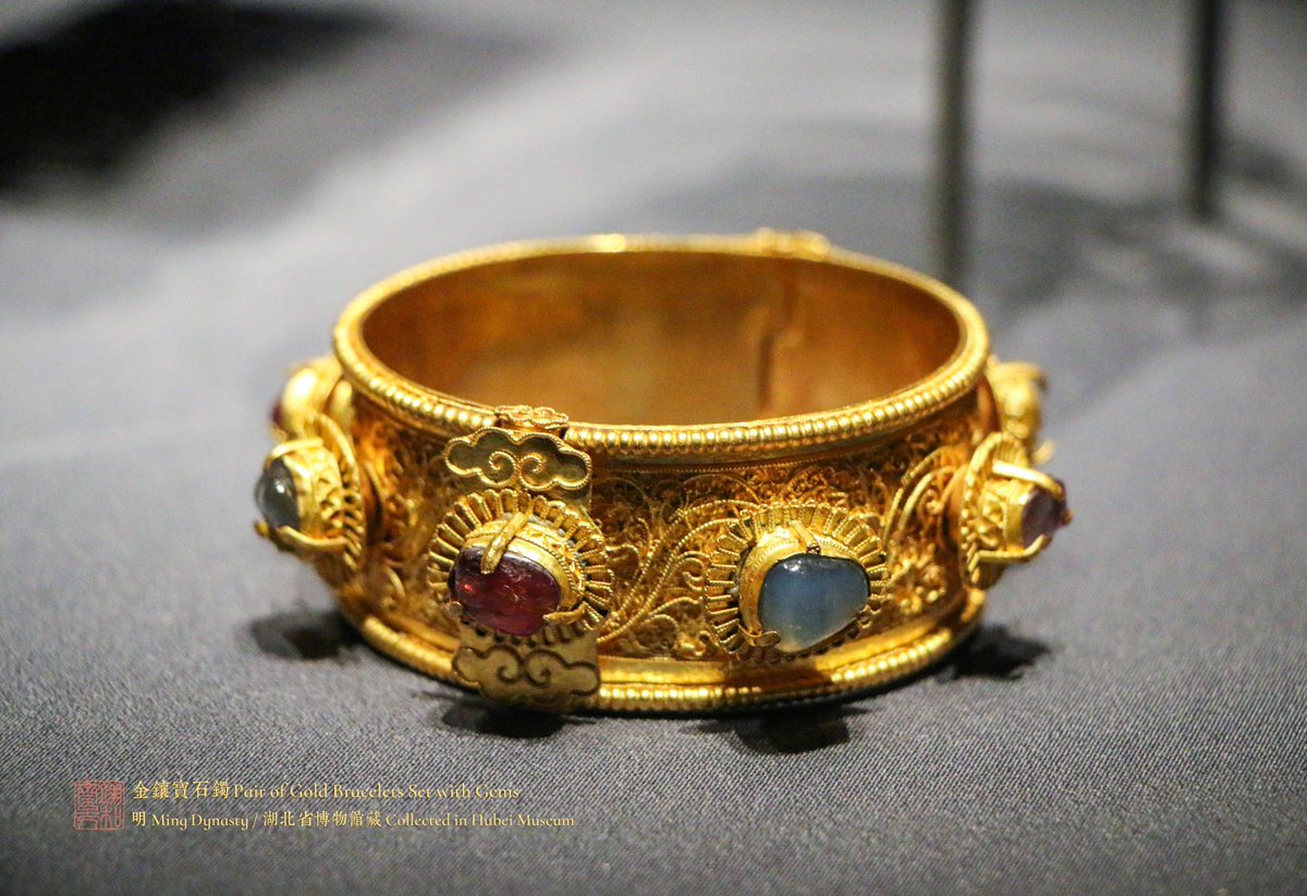 SeanTBM100's tweet photo. #MingKings
Pair of gold bracelets set with gems
Ming Dynasty
Collected in Hubei Museum
金镶宝石镯(一对)/明/湖北省博物馆藏
Ps: 活销式开闭手镯。外壁面装饰有金累丝缠枝卷草地纹,上面八个金累丝菊花托内分别镶嵌红宝石、蓝宝石、东陵石、祖母绿。 https://t.co/a6C05zJRGy