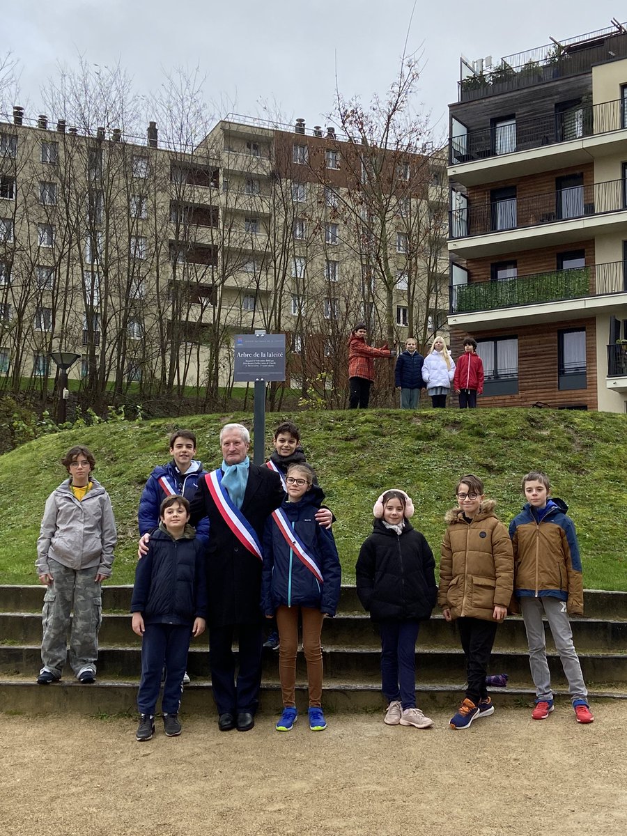 PaoloAntonio1's tweet photo. En cette Journée nationale de la #Laïcité, rappelons notre attachement à une société portant les valeurs d'inclusion, de tolérance et de respect de l'autre.
A @ville_chaville, inauguration de l’arbre de la Laïcité avec les enfants du CMJ. #transmission #valeurs https://t.co/wdEW7Fe819