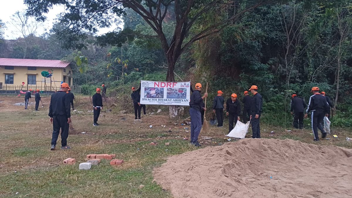 01NDRF's tweet photo. Conducted #Swachhata Pakhwada near #Changsari Primary #school,  Changsari, #Kamrup Rural, #Assam 
🇮🇳#आपदा_सेवा_सदैव_सर्वत्र 
#Saving_lives_and_beyond
@NDRFHQ 
@CMOfficeAssam 
@PIB_Guwahati 
@ddnews_guwahati 
@ANI https://t.co/3yUUztXa7C