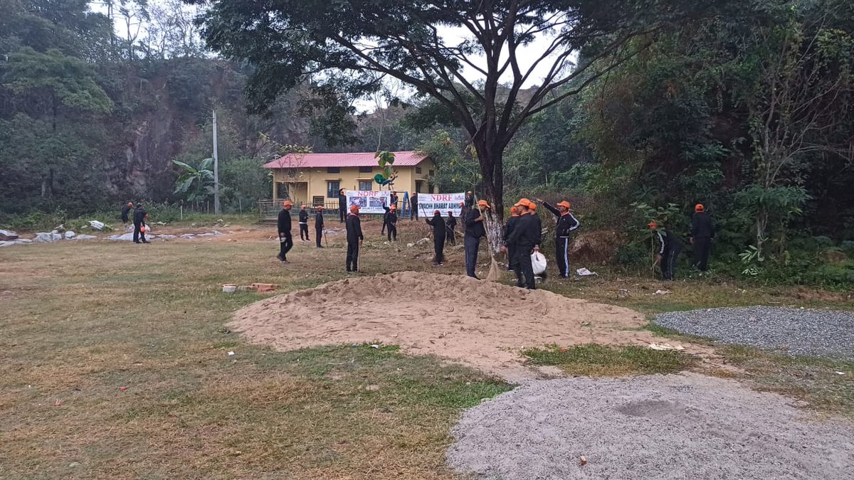 01NDRF's tweet photo. Conducted #Swachhata Pakhwada near #Changsari Primary #school,  Changsari, #Kamrup Rural, #Assam 
🇮🇳#आपदा_सेवा_सदैव_सर्वत्र 
#Saving_lives_and_beyond
@NDRFHQ 
@CMOfficeAssam 
@PIB_Guwahati 
@ddnews_guwahati 
@ANI https://t.co/3yUUztXa7C