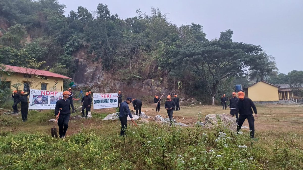 01NDRF's tweet photo. Conducted #Swachhata Pakhwada near #Changsari Primary #school,  Changsari, #Kamrup Rural, #Assam 
🇮🇳#आपदा_सेवा_सदैव_सर्वत्र 
#Saving_lives_and_beyond
@NDRFHQ 
@CMOfficeAssam 
@PIB_Guwahati 
@ddnews_guwahati 
@ANI https://t.co/3yUUztXa7C