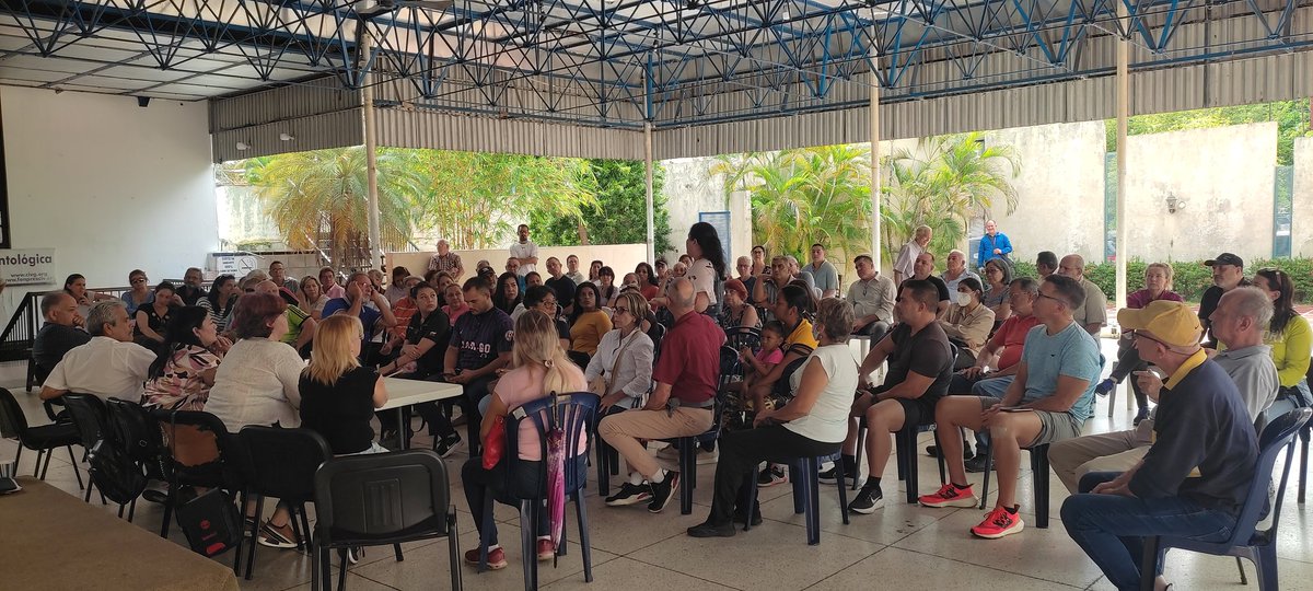 hechosnewsvene1's tweet photo. #9Dic Asambleas de Ciudadanos siguen rechazando postura de #Fospuca, y de la alcaldía del Mcp #Caroní, #Bolivar

Más de 90 personas se reunieron nuevamente para fijar una postura y denunciar los atropellos que tienen como ciudadanos y como comerciantes con los embargos impuestos https://t.co/oYwlbk2PKy