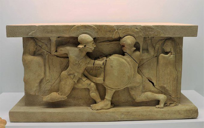 ArteCalabria's tweet photo. #arte greca:
Arula (piccolo altare) VI-V sec. a.C. proveniente dall'area archeologica Mannella a Locri, rappresenta Achille e Memnone in un duello descritto nel Poema del Ciclo Epico, l'Etiope, attribuito ad Arctino di Mileto.
#MArRC #Calabria #Archaeology #beauty #heritage #art https://t.co/AdiAX2SCDD
