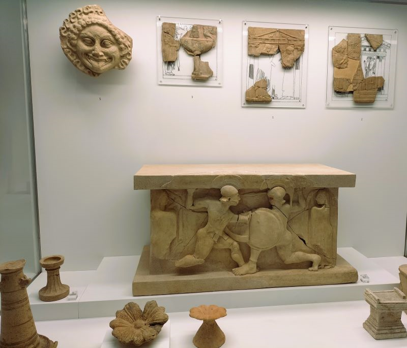 ArteCalabria's tweet photo. #arte greca:
Arula (piccolo altare) VI-V sec. a.C. proveniente dall'area archeologica Mannella a Locri, rappresenta Achille e Memnone in un duello descritto nel Poema del Ciclo Epico, l'Etiope, attribuito ad Arctino di Mileto.
#MArRC #Calabria #Archaeology #beauty #heritage #art https://t.co/AdiAX2SCDD