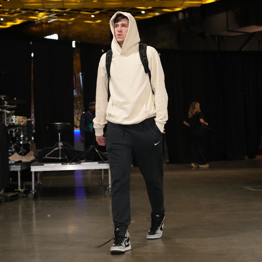 LakersLead's tweet photo. Austin Reaves before the 500K:           After: https://t.co/XpMRuv2CqZ