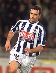 colgadosfutbol's tweet image. 11 años en la Real Sociedad. Internacional y Mundialista con España en Corea y Japón 2002. Jugó también en el fútbol inglés, sueco e italiano. Recuerdas a…👇👇