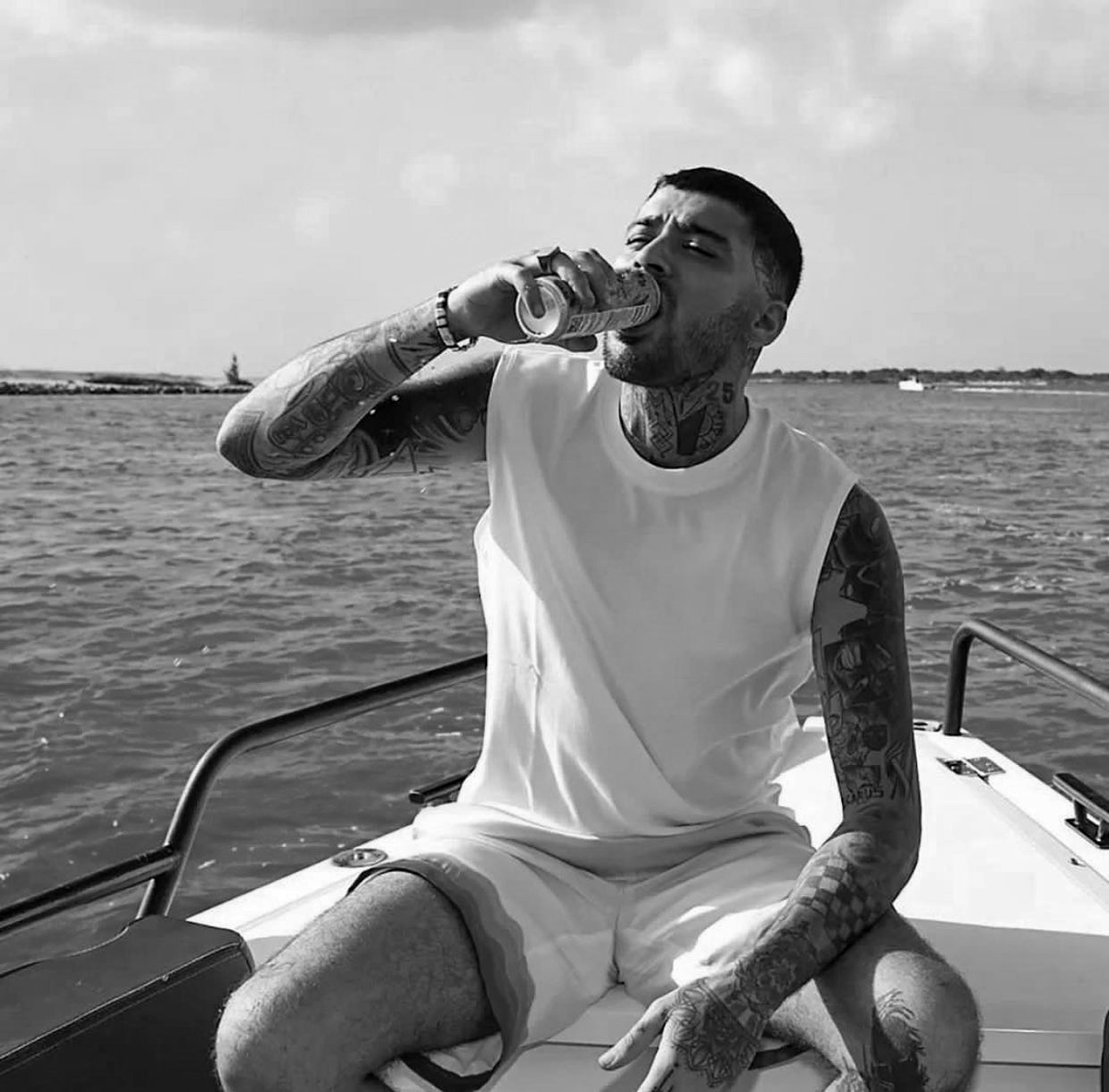 zayn in black&white ♡ (@bwzaynmalik) on Twitter photo 